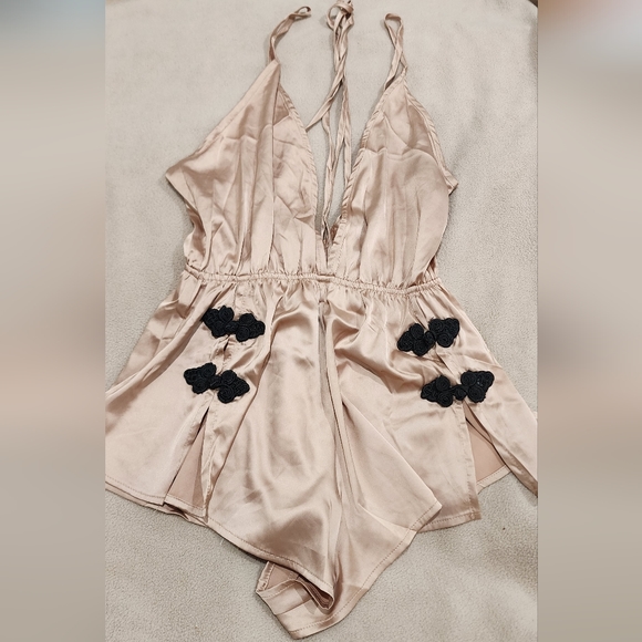 Hey U Sz XS Gorgeous Satin romper - Picture 1 of 4